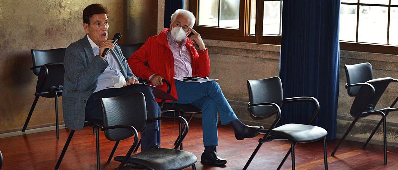 El abogado de los empresarios, Ricardo Martínez Barros (izqda.), interviene en el pleno celebrado ayer en Mos, junto a uno de los empresarios de Monte Faquiña, Ramón Alonso, vicepresidente de Aemos. |   // D.P.