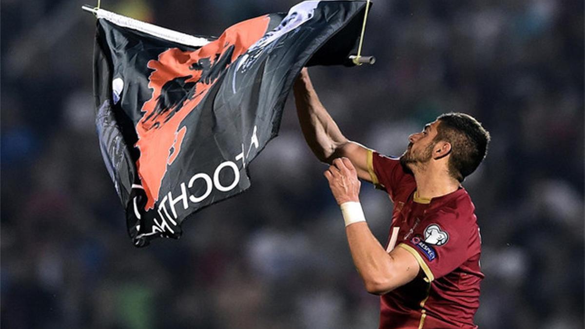 El jugador serbio Mitrovic retira del campo una bandera a favor de &quot;la gran Albania&quot;