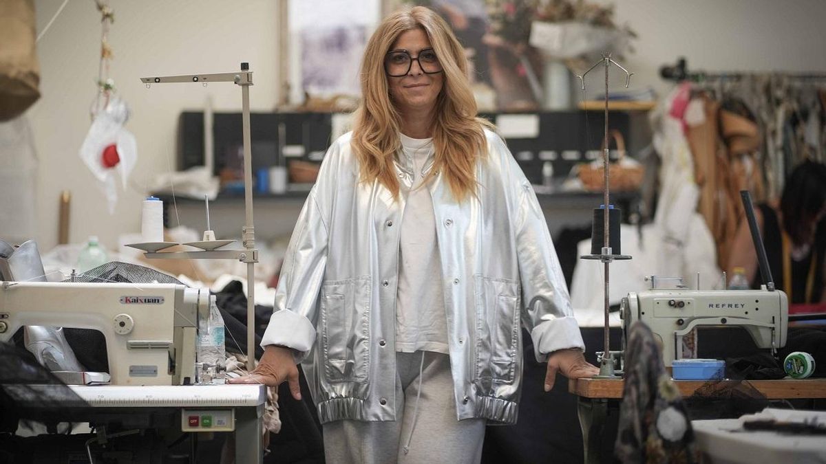 La diseñadora cordobesa Juana Martín en su taller de costura.
