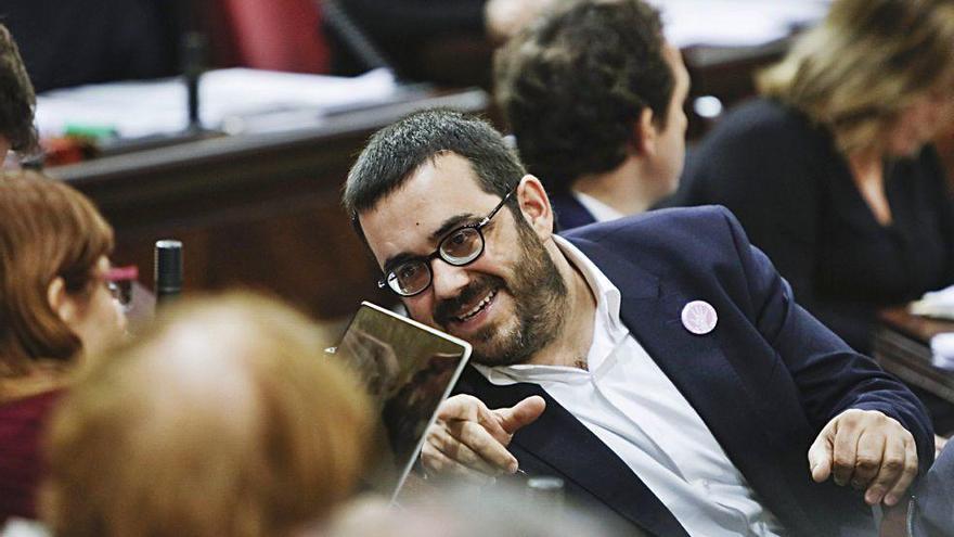 El conseller Vicenç Vidal durante un pleno del Parlament.