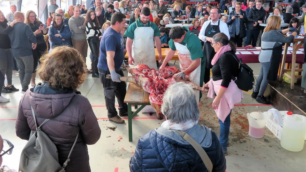 Una de las escenas de la matanza tradicional del cerdo ibérico celebrada en Monesterio