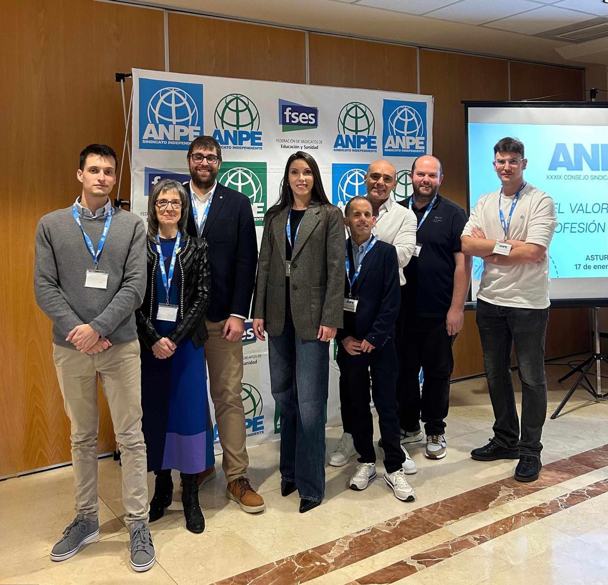 Nuevo equipo directivo de ANPE Asturias. De izquierda a derecha: Guillermo Méndez González (Comunicación), Beatriz García Pallo (Actas), Rodrigo Sánchez Coalla (Vicepresidencia y Acción Sindical), Mariela Fernández Martínez (Presidencia), César González González (Finanzas), Francisco José Suárez Cuervo (Formación), Javier Pérez-Landaluce Uncilla (Organización) y Pablo Álvarez Murias (Acción Social).