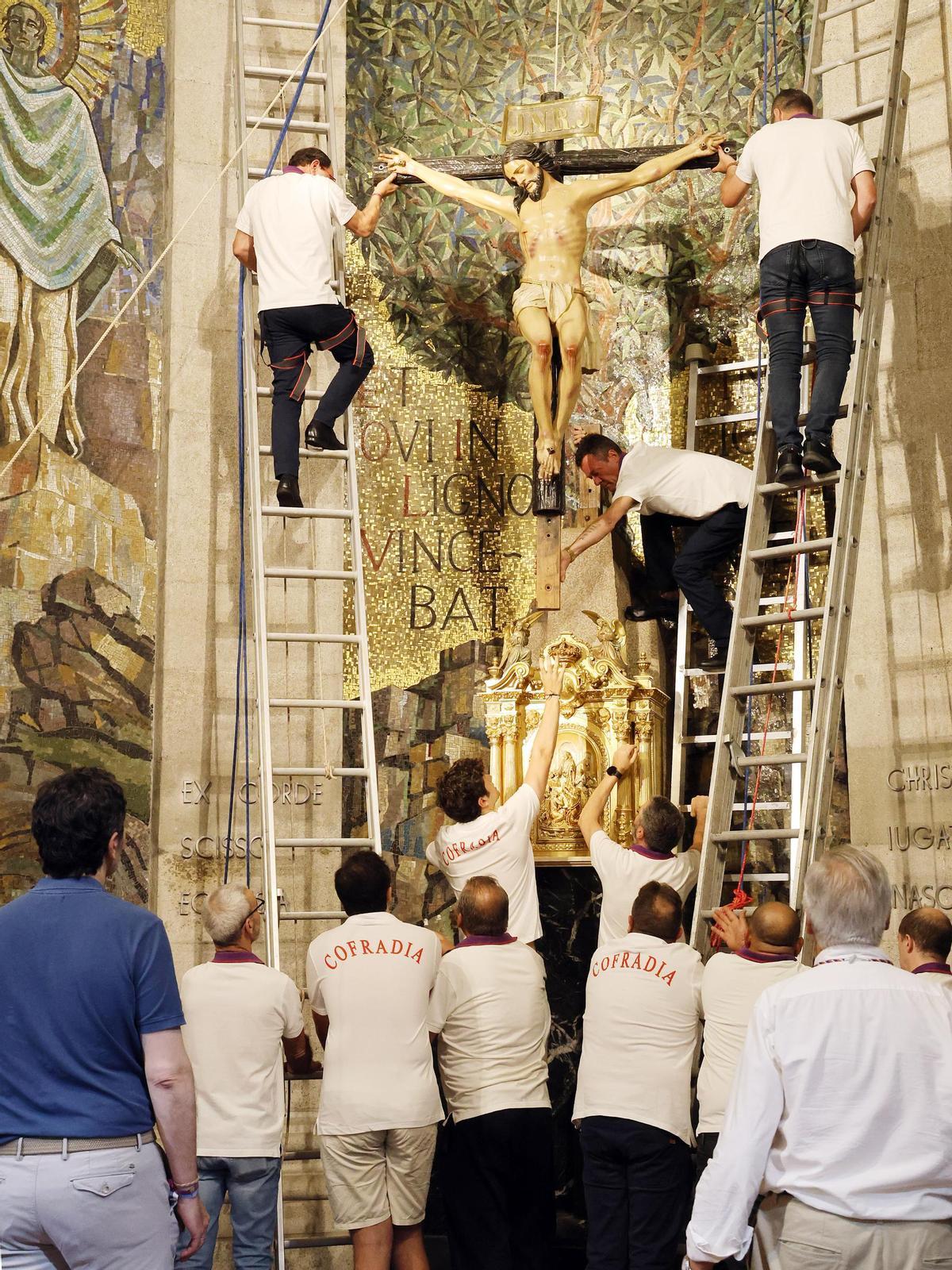 Emocionante descendimiento del Cristo de la Victoria en la Basílica Santa María de Vigo