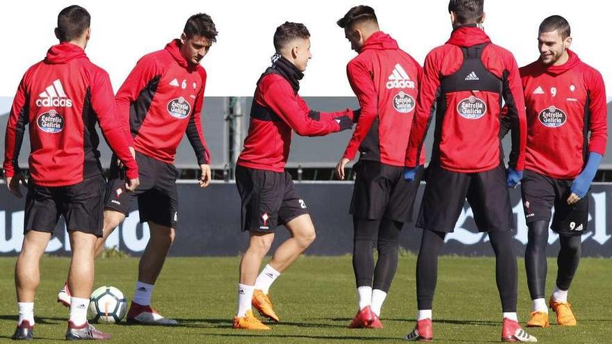 Jonny Otto, de espaldas, Nemanja Radoja, Emre Mor, Brais Méndez, Jozabed Sánchez y Lucas Boyé, durante el entrenamiento de ayer en A Madroa. // Alba Villar