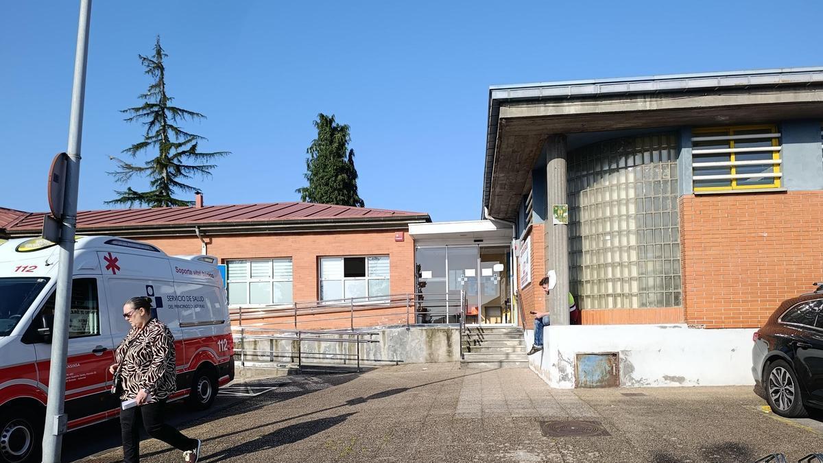 Centro de salud de Posada de Llanera, donde las familias del colegio de San Cucao llevaron muestras de heces de sus hijos para ser analizadas.
