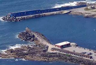 Muere un octogenario tras caer en una zona rocosa del puerto de A Guarda