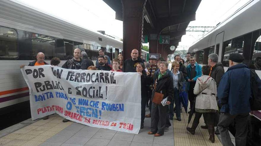 La Plataforma en Defensa do Tren protesta en la estación de San Cristóbal en 2013.