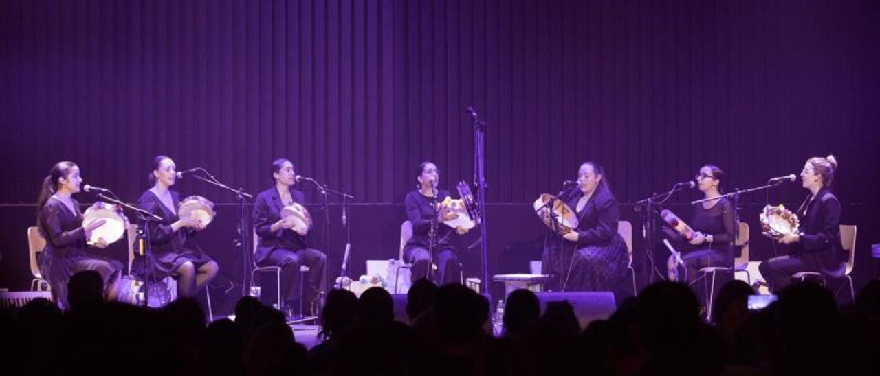 Un momento da actuación na sala Capitol das mozas de Lina e Lola, da Asociación Peis d’Hos.   | // CORTESÍA DE PIXELÍNPHOTO  