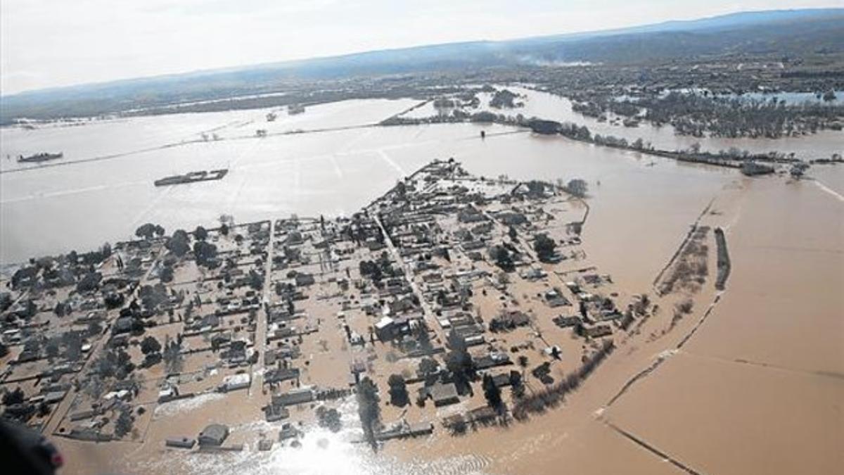 Zona inundada entre Novillas y Pina de Ebro, ayer.