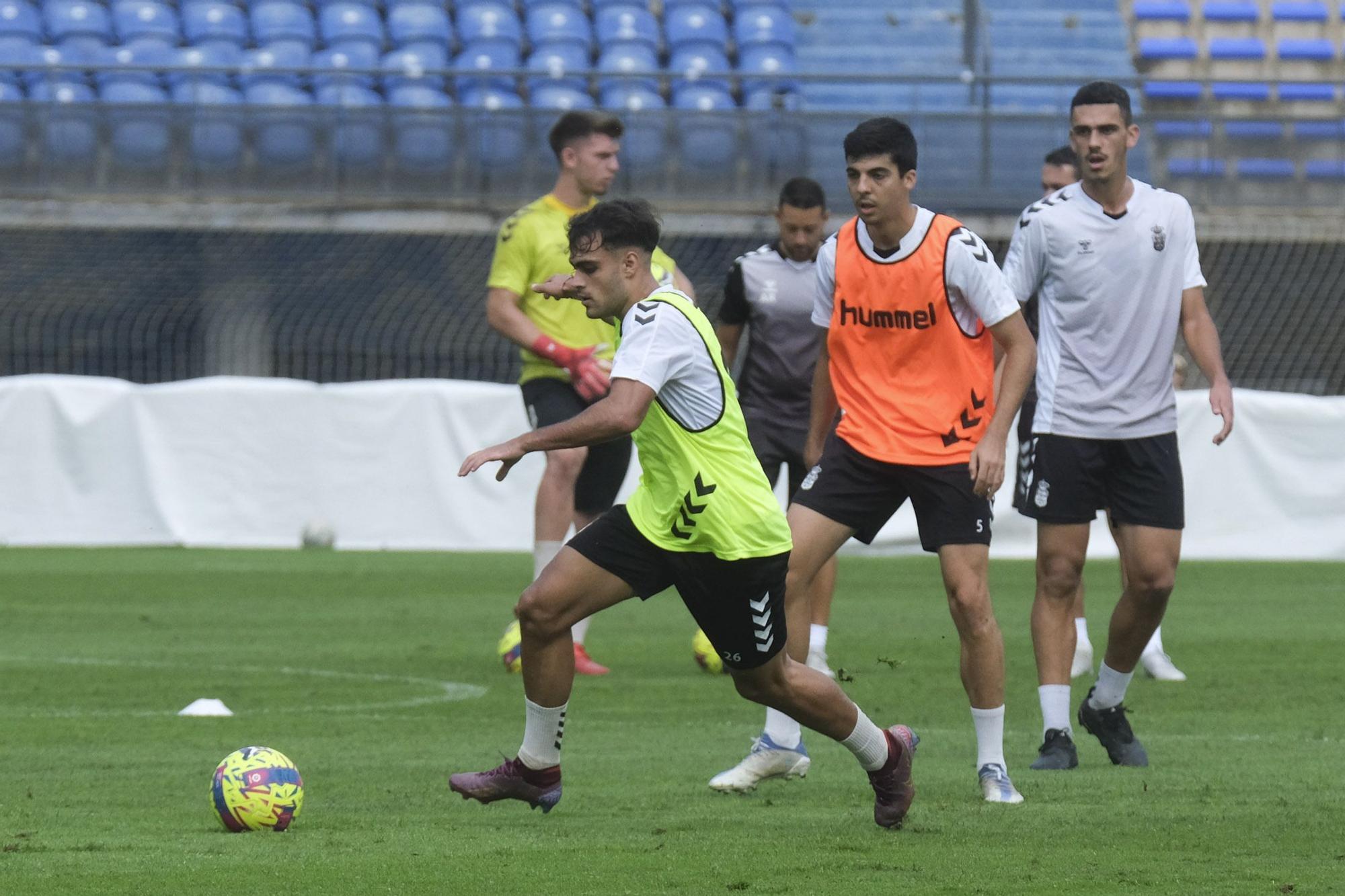 La UD Las Palmas entrena a puerta abierta