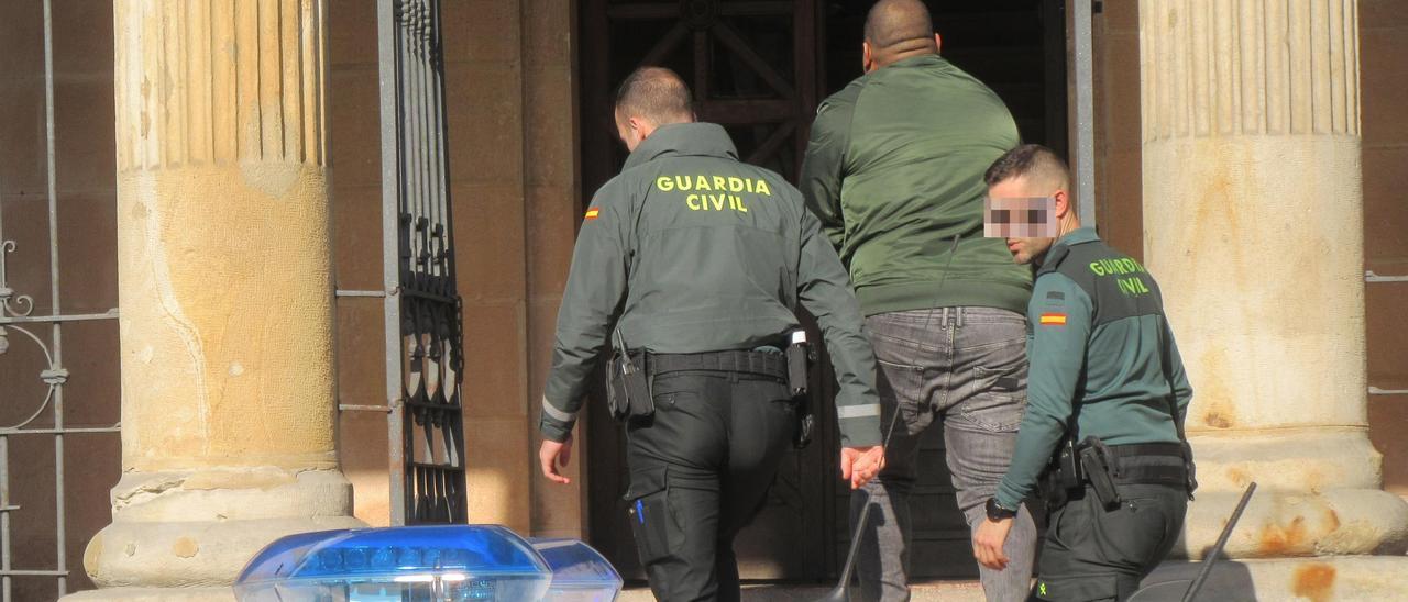 La llegada de uno de los detenidos al Juzgado de Cangas de Onís. | LNE
