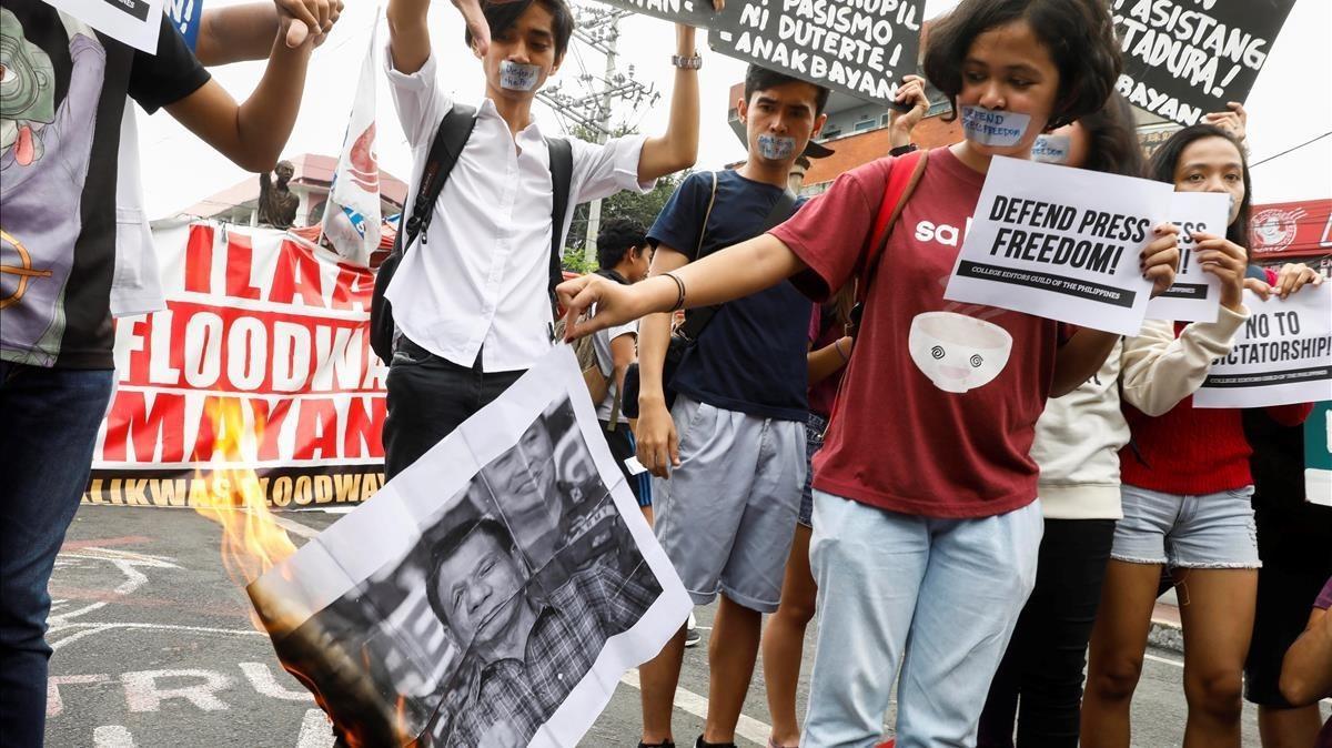 Jovenes filipinos protestan en contra del presidente Rodrigo Duterte, en una manifestación en Manila en enero, denunciando la represión de la libertad de expresión