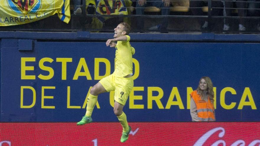 Soldado celebra su gol, frente al Sporting de Gijón.