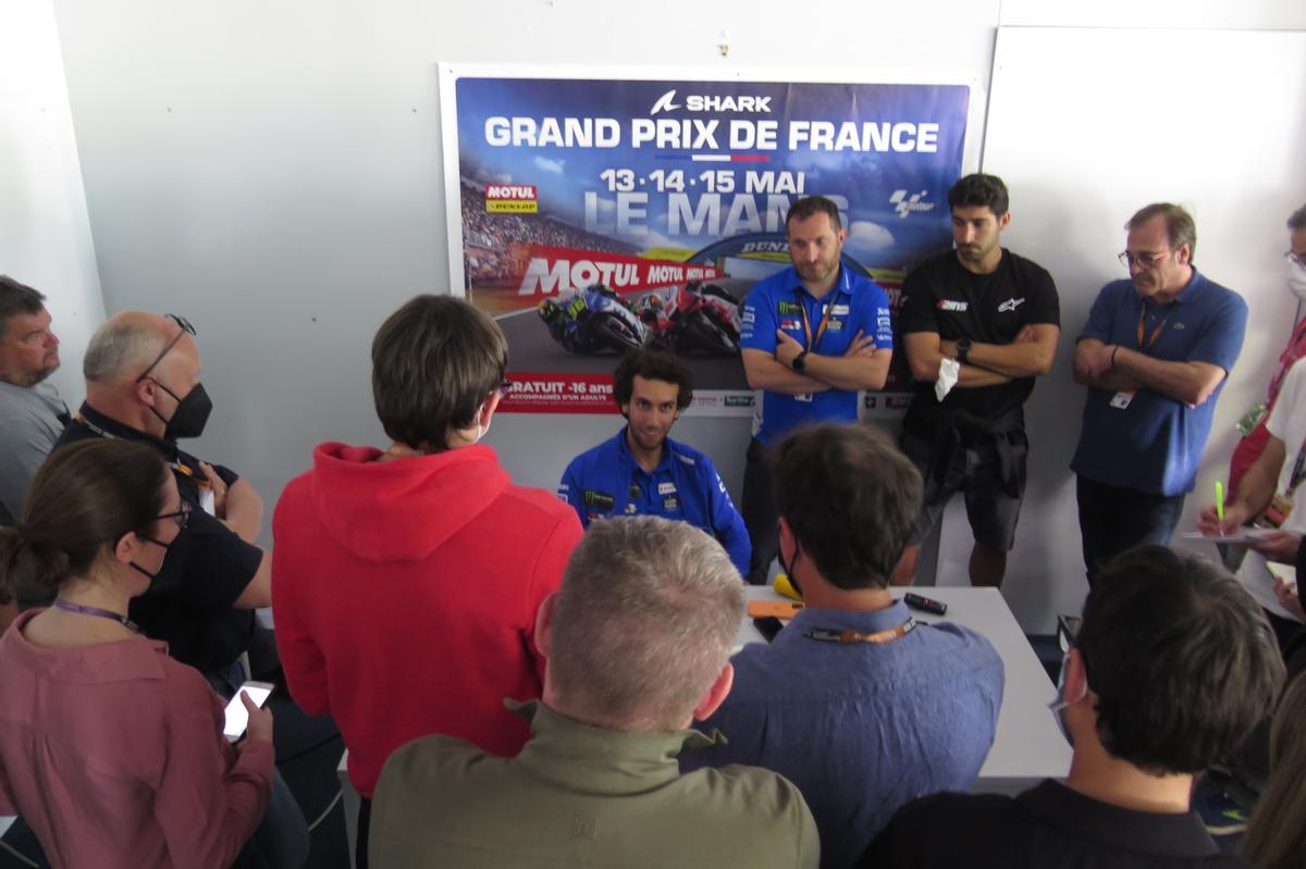 Àlex Rins, rodeado de periodista este mediodía, en Le Mans.