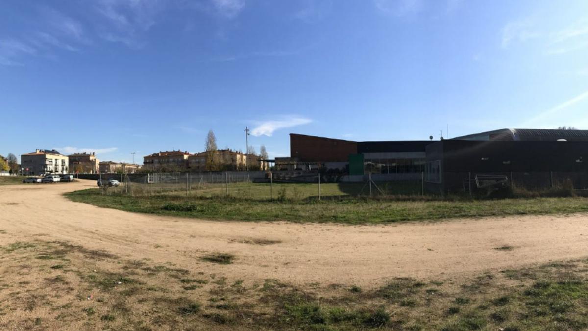 Terrenys a la zona dels Saioners, on es construirà la nova piscina municipal descoberta.  | AJ. SANTA COLOMA