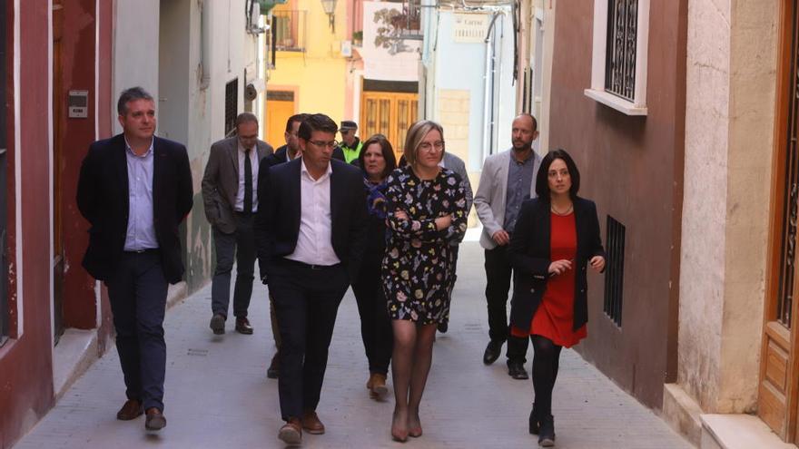 Rodríguez y Salvador, acompañados de varios concejales, en la visita al barrio de la Vila antes de firmar el convenio.