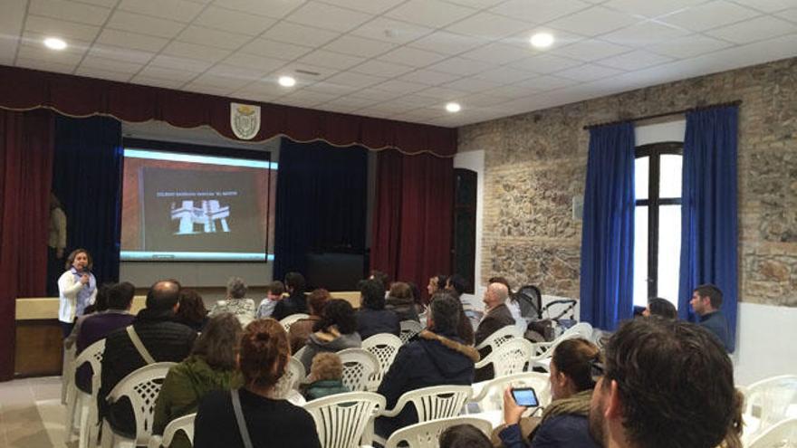 Padres interesados en matricular a sus hijos en El Monte asisten a una charla durante la jornada de puertas abiertas.