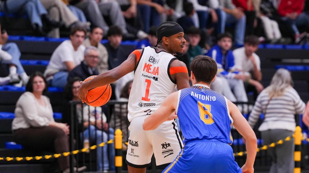 David Mejía busca compañeros libres ante su marca.