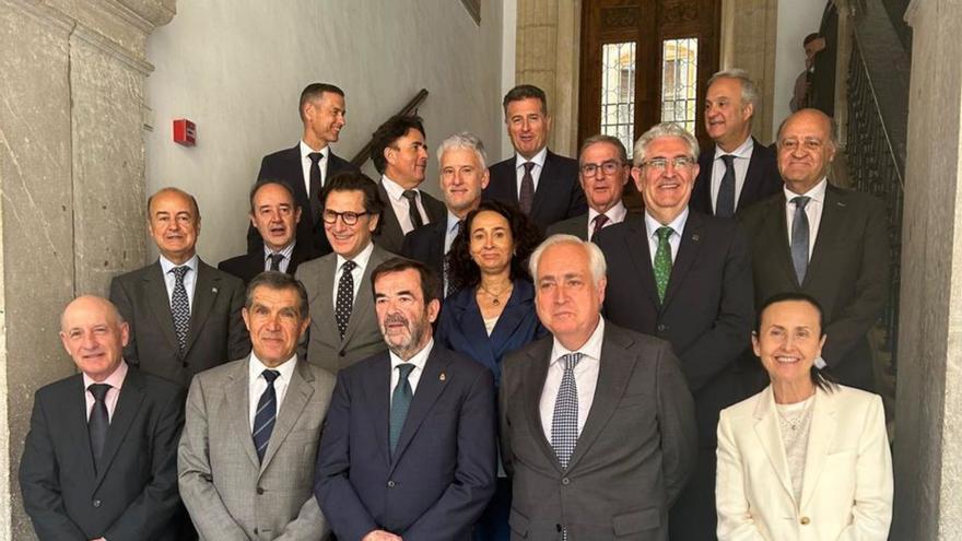 Los presidentes de los Tribunales Superiores reunidos en Granada, con el asturiano Jesús María Chamorro a la derecha en la última fila.