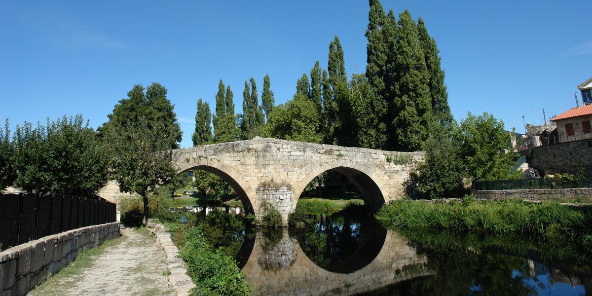 Puente sobre el río Arnoia