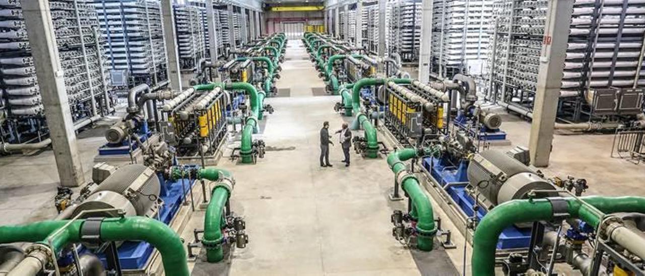Imagen de la producción de agua desalinizada para el consumo humano en la planta de Torrevieja.