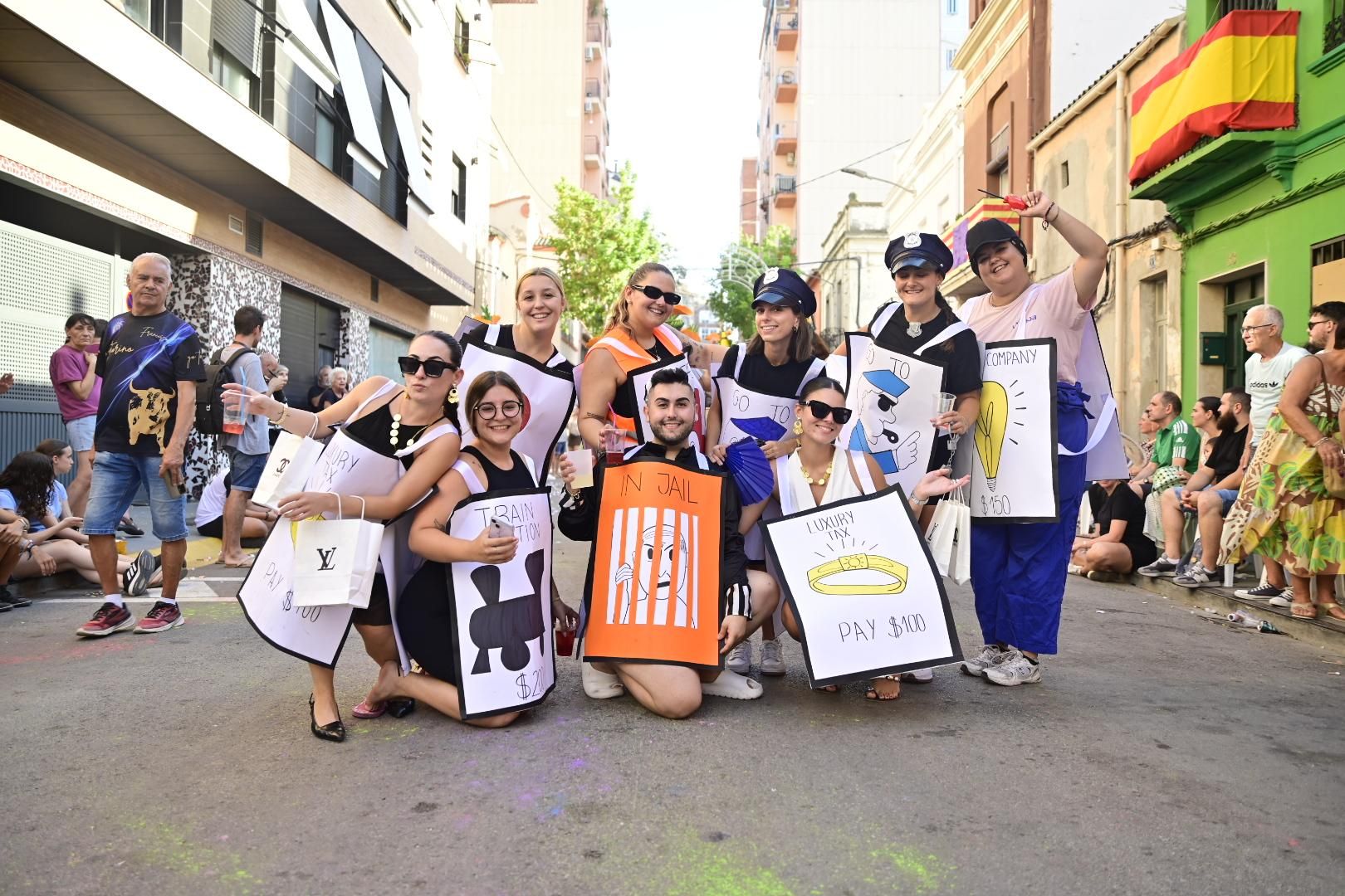 Multitudinario y divertido desfile por la entrada del toro