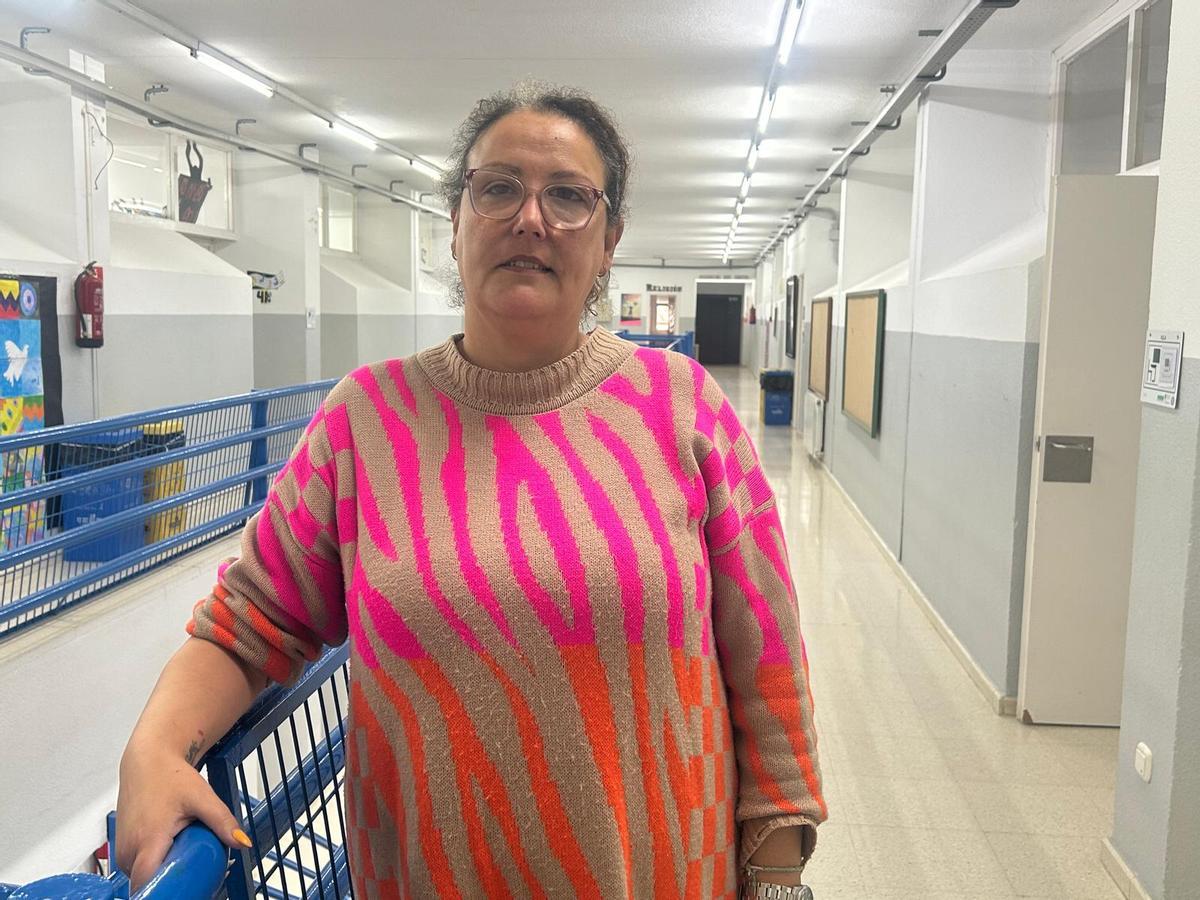 Nieves, este viernes, en el colegio en el que trabaja.