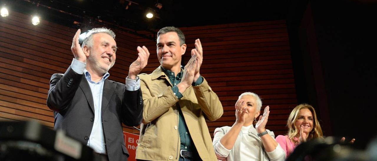 Ángel Víctor Torres (izquierda) y Pedro Sánchez, en un acto del PSOE celebrado en Canarias.