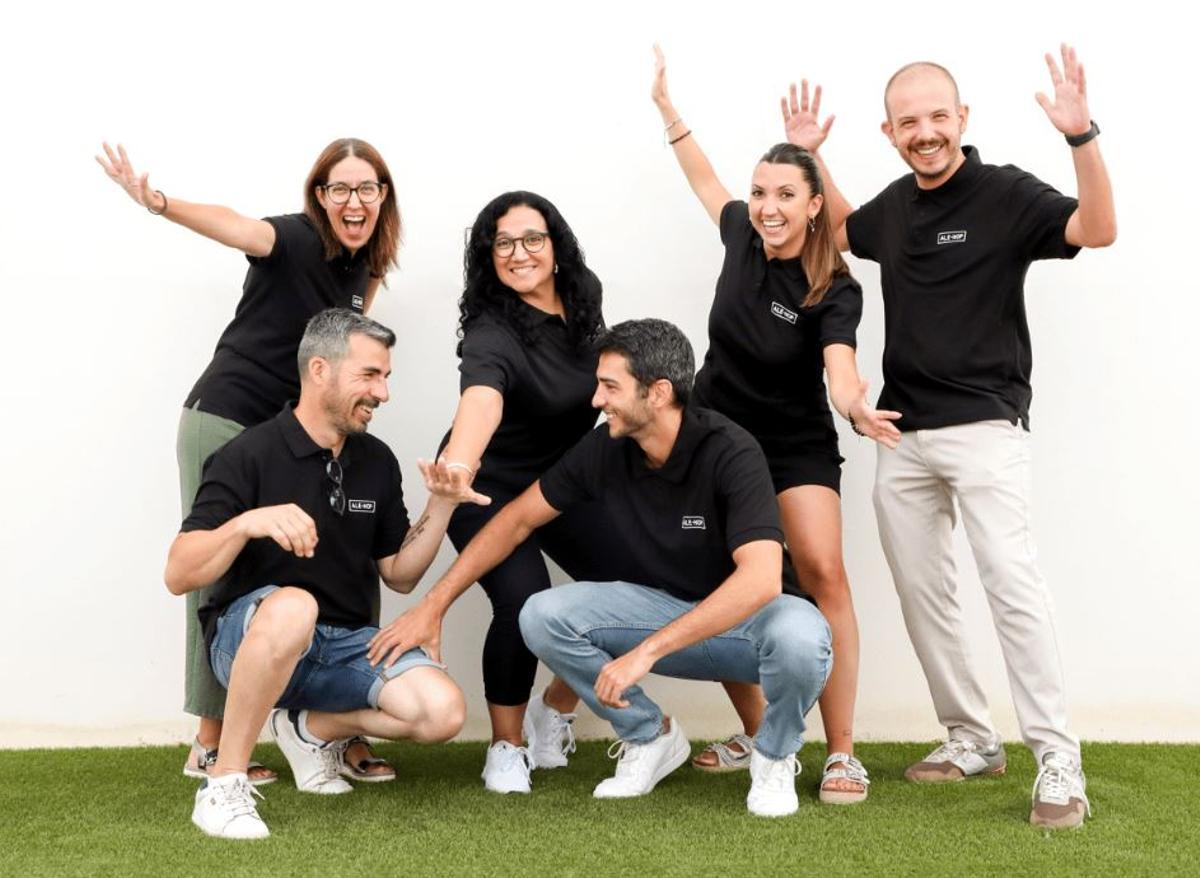 Varios trabajadores de Ale-Hop.