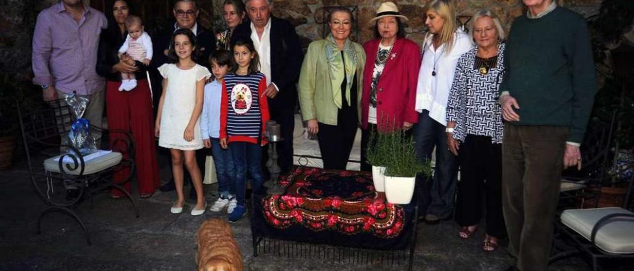 La escritora Nélida Piñóni en su visita a la familia de Pedro Piñeiro en el pazo de Quinteiro da Cruz. // Iñaki Abella
