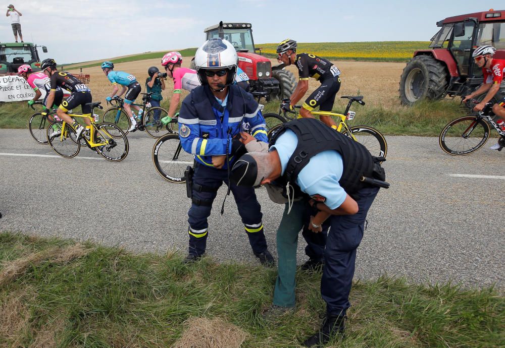 Arrojan gas lacrimógeno al pelotón del Tour de Francia