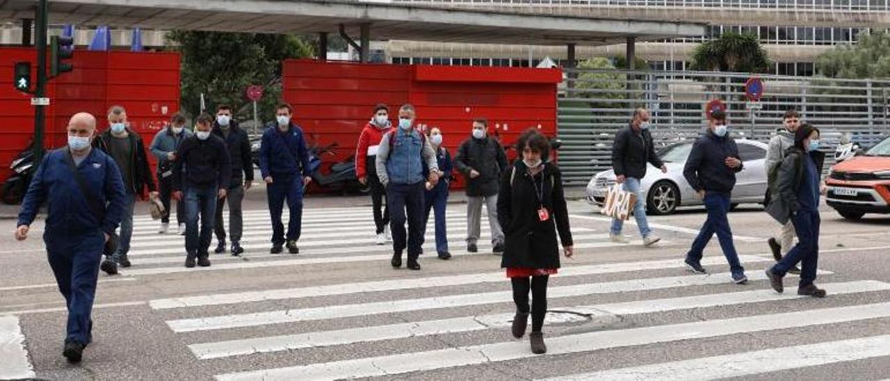 Trabajadores de la planta viguesa de Stellantis, ayer, en el cambio de turno de la tarde. |   // ALBA VILLAR