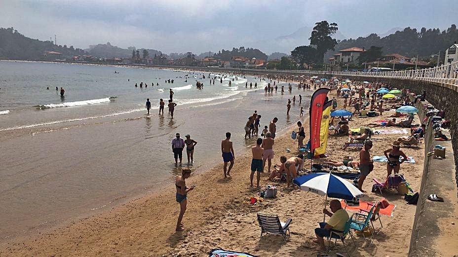 La playa de Santa Marina, en Ribadesella. | María Villoria