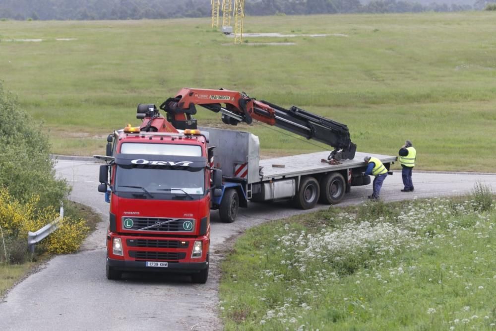 El vuelco de un camión cierra Peinador durante más de hora y media