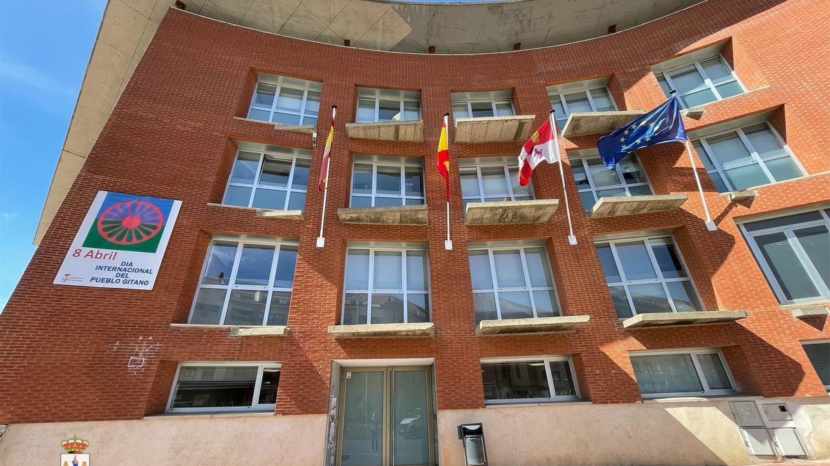 Fachada del Edificio Administrativo de El Ferial, con una pancarta conmemorativa del Día Internacional del Pueblo Gitano.