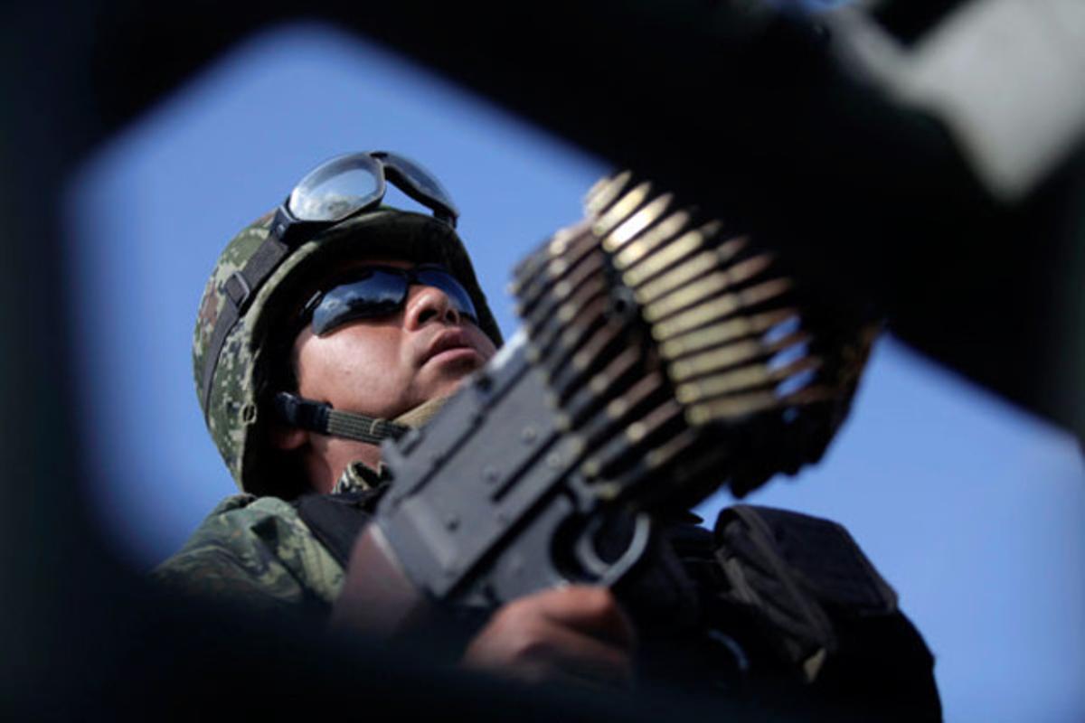 Un soldat patrulla en un vehicle militar a San Fernando, a l’estat mexicà de Tamaulipas.