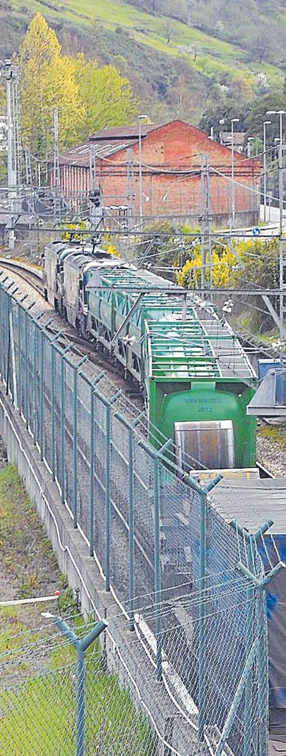 Un tren de mercancías entra en el fondo de saco de Trubia pasando de la vía procedente de Oviedo a la que le llevará a Pravia, lo que implica una maniobra de la locomotora para colocarla de nuevo en cabeza del convoy. Ángel de la Fuente