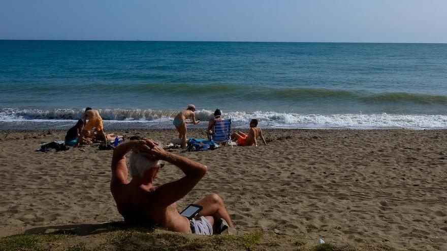 Varias personas toman el sol en Málaga el último fin de semana de febrero.