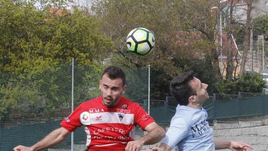 Una acción del duelo de ayer entre Moaña y Atios. // Santos Álvarez