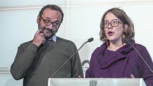 Los diputados de la CUP Benet Salellas y Eulàlia Reguant, en el Parlament.