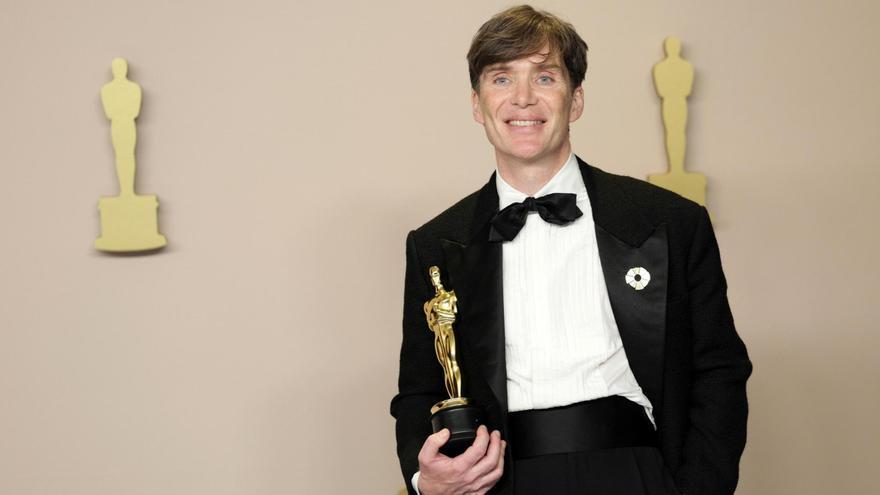 Cillian Murphy amb el premi a Millor actor dels Oscars 2024