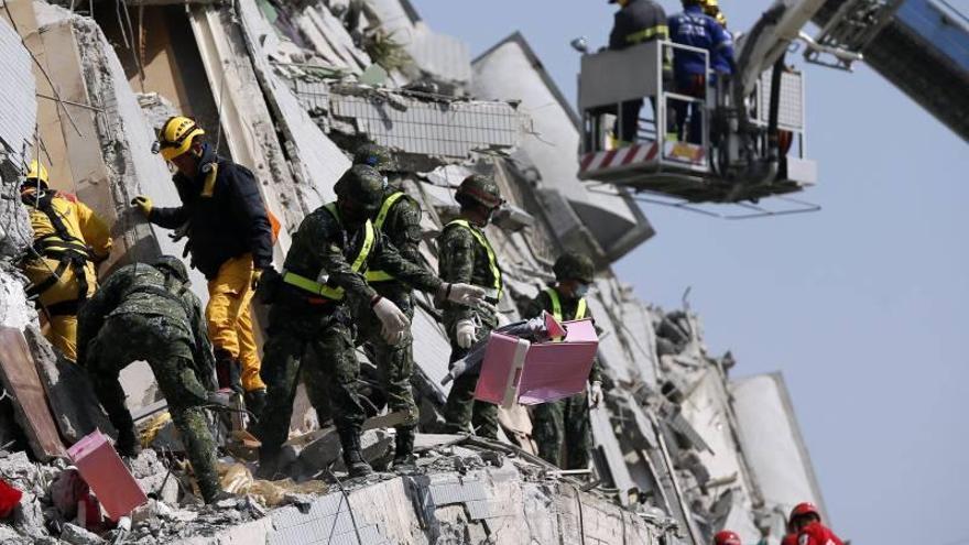 Taiwán busca a contrareloj a víctimas del terremoto atrapadas bajo los escombros