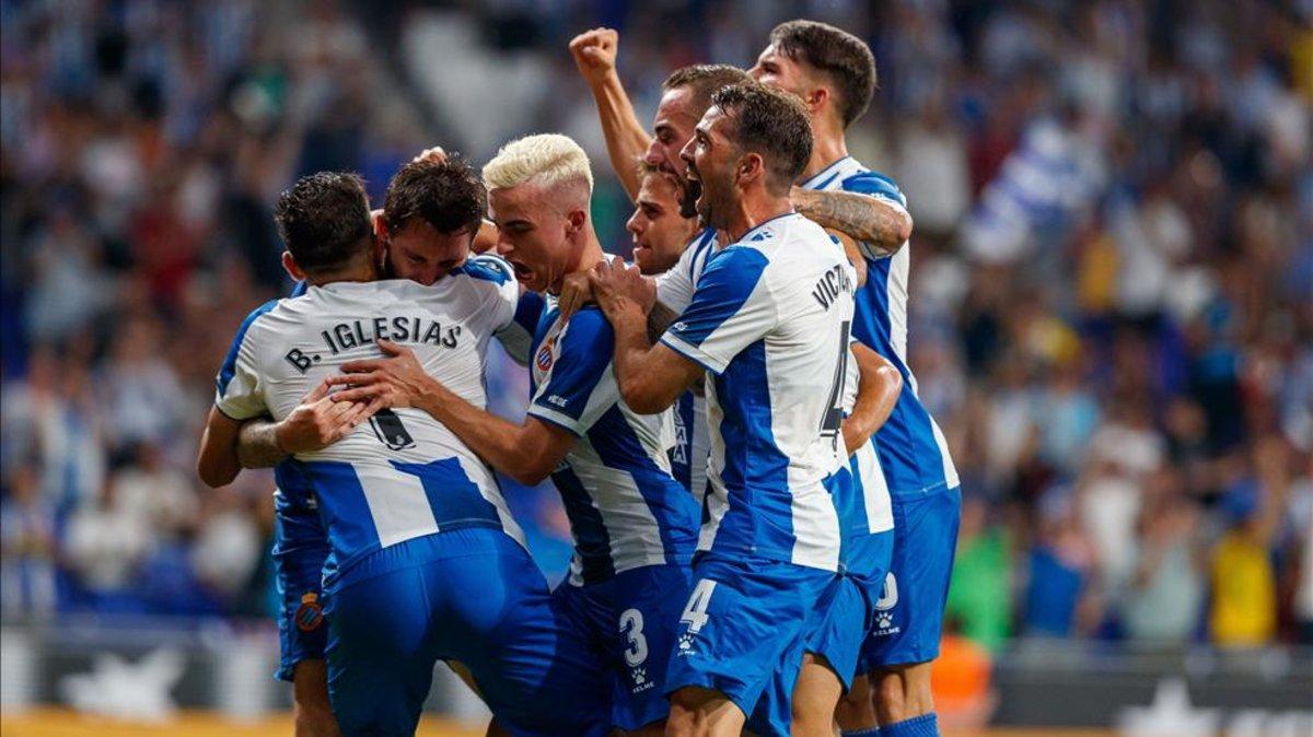 Los futbolistas del Espanyol hacen una piña tras una diana frente al Stjarnan.