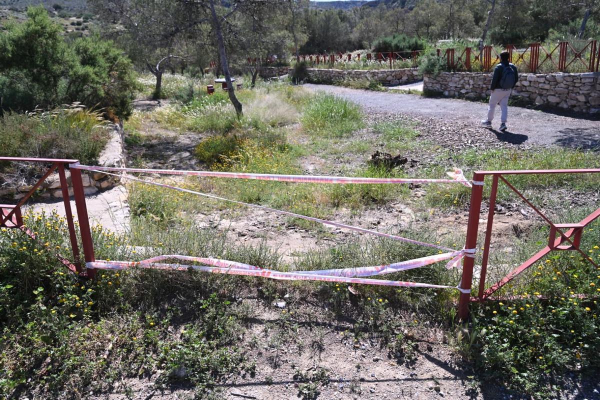 Una parte del vallado rota en el merendero del Pantano