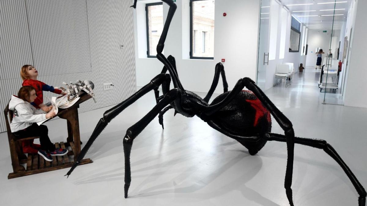 La instalación original
de la araña del artista
Juan Piza.  l.o.