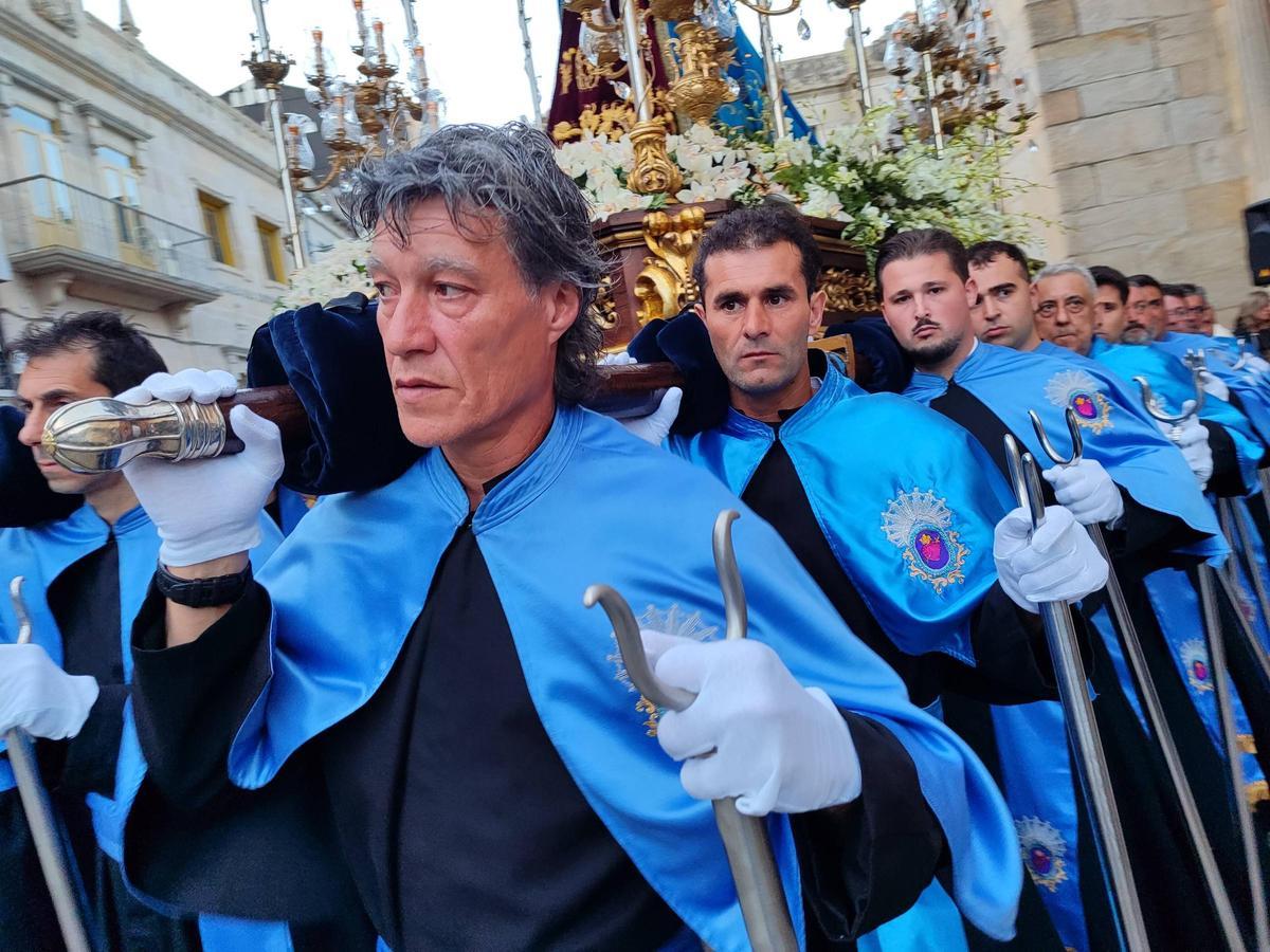 La solemne y espectacular procesión de la Santa Cena, en el Jueves Santo de Cangas