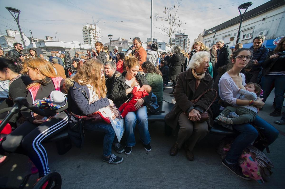 Madres amamantan a sus hijos en la plaza de San Isidro, en Buenos Aires, este pasado sábado