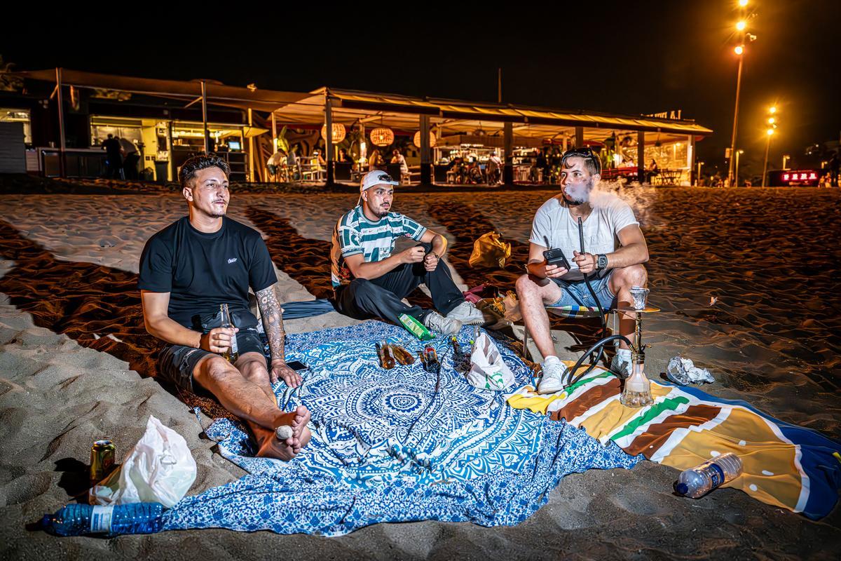 Barcelona 07/07/24 Barcelona. La gente busca refrescarse en el mar y dormir en la playa por las noches calurosas. AUTOR: MANU MITRU