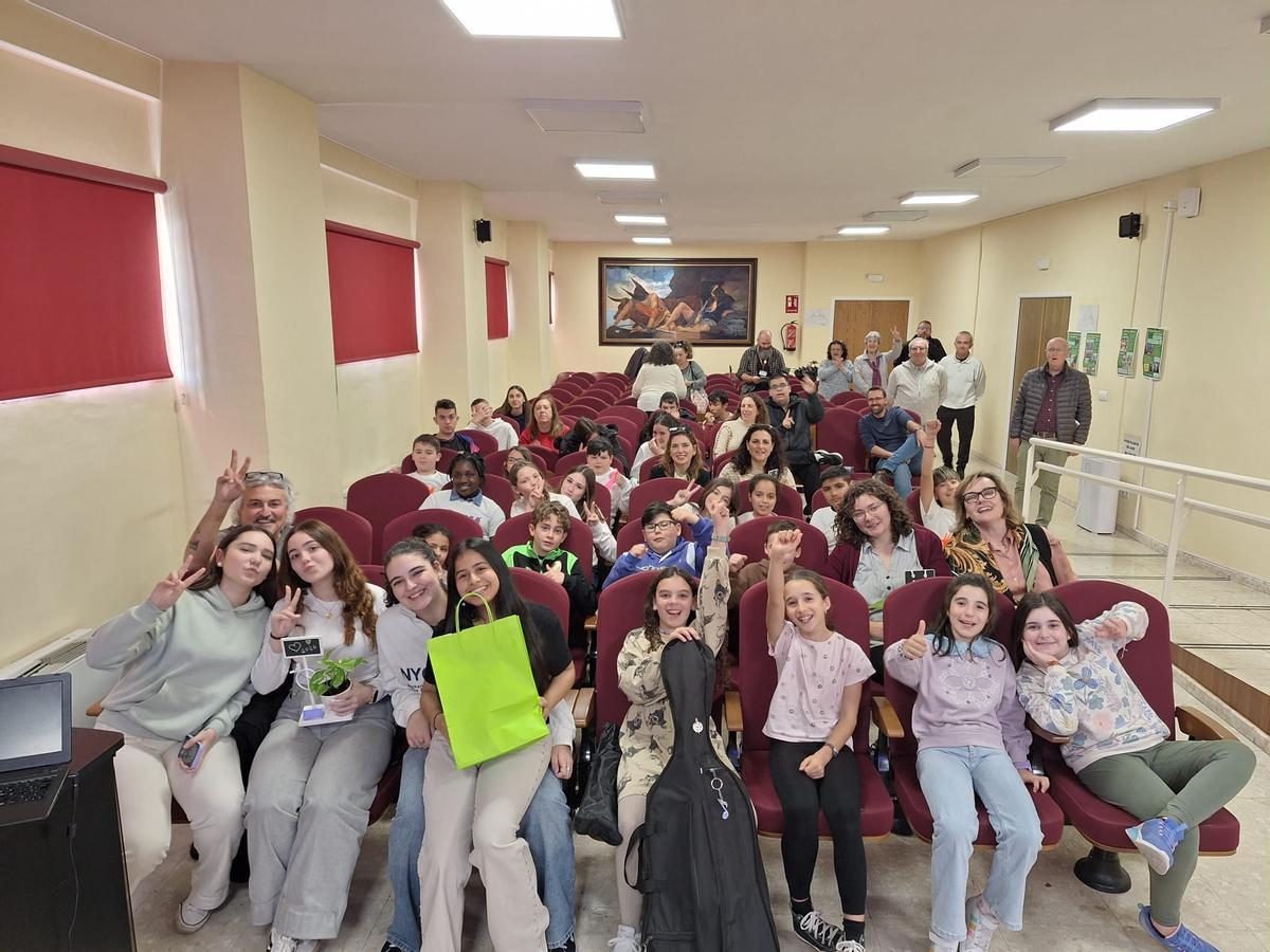 La asociación vecinal del Guadalquivir reconoció en este acto a proyectos de los CEIP Abderramán y Fray Albino, así como a los IES San Álvaro y Santa Rosa de Lima del Distrito Sur.