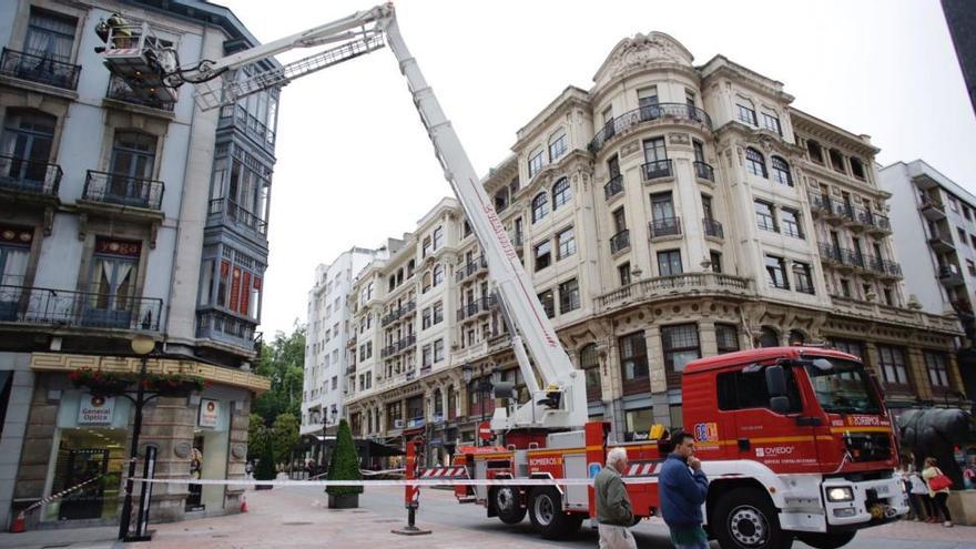 Cortan la calle Milicias Nacionales de Oviedo por el desprendimiento de un cristal